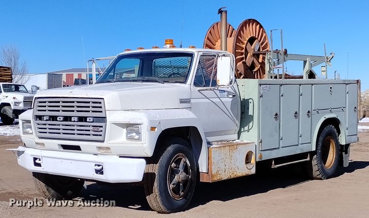 1981 Ford F800  utility / service truck with reel carrier - DF8225