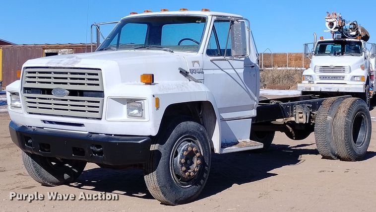 1989 Ford F700  truck cab and chassis - DF8227
