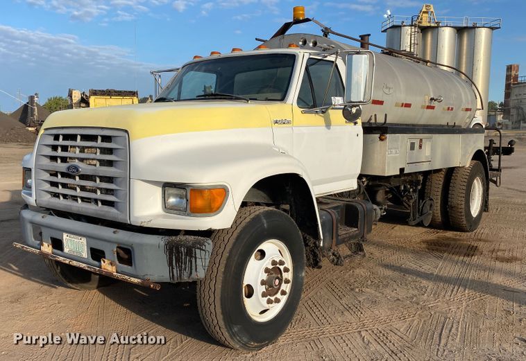 1999 Ford F800  oil distributor truck - DK6488