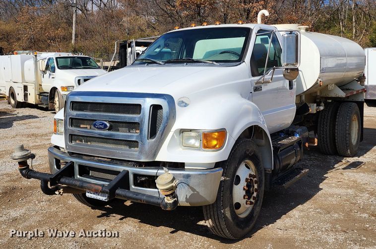 2011 Ford F750 Super Duty  water truck - DM4899