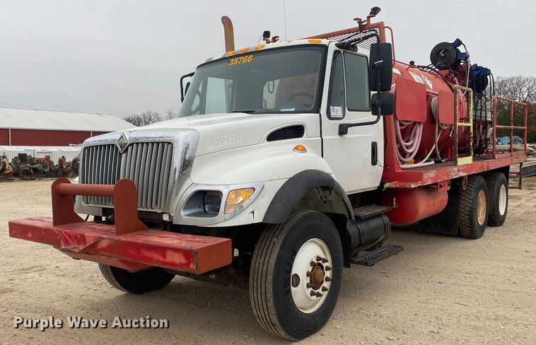 2004 International Navistar 7400  fuel / lube truck - DN8088