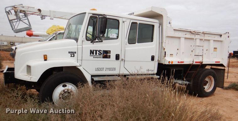 2001 Freightliner FL70  Crew Cab dump truck - DQ1901