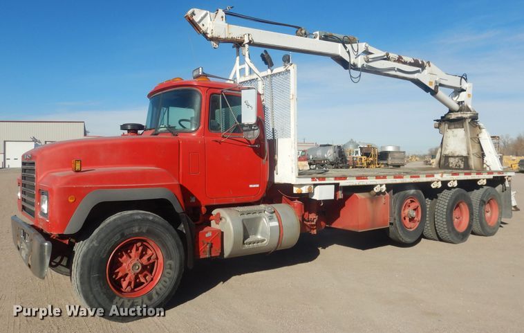 1996 Mack RD688S  crane truck - HQ9541
