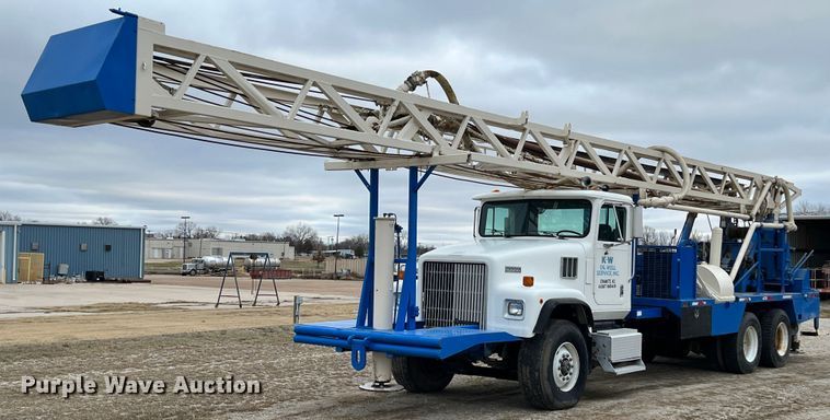 1999 International 5000  well service truck - ID9254