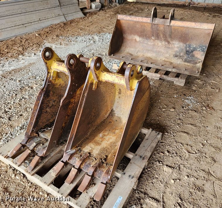 (3) backhoe buckets - JB9746