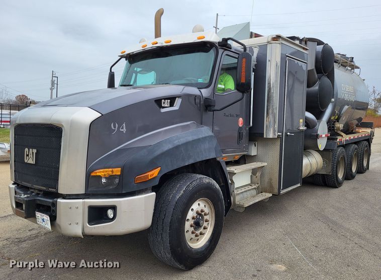 2014 Caterpillar CT660  tri-drive hydrovac truck - LR9093