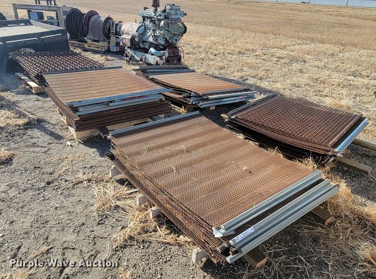 Approximately 60 pieces of screen decking - ME9576