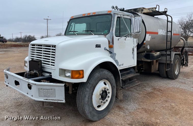 1997 International 4700  oil distributor truck - MI9595