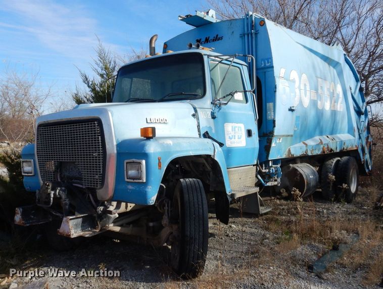 1996 Ford LN8000  refuse truck - DS1530