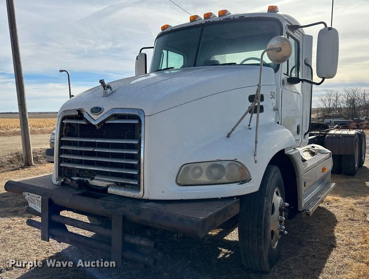 2001 Mack CX613  semi truck - JD9668