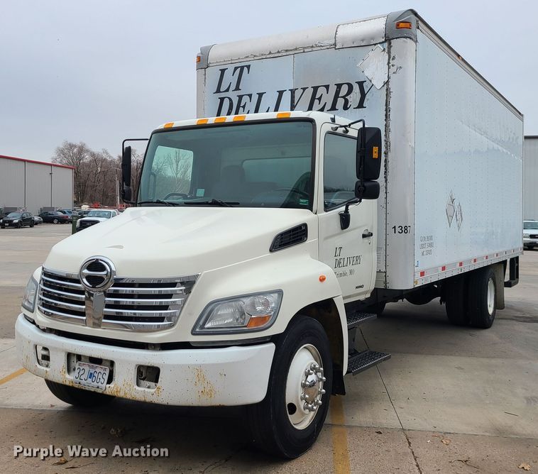 2007 Hino 268  box truck - JW9881