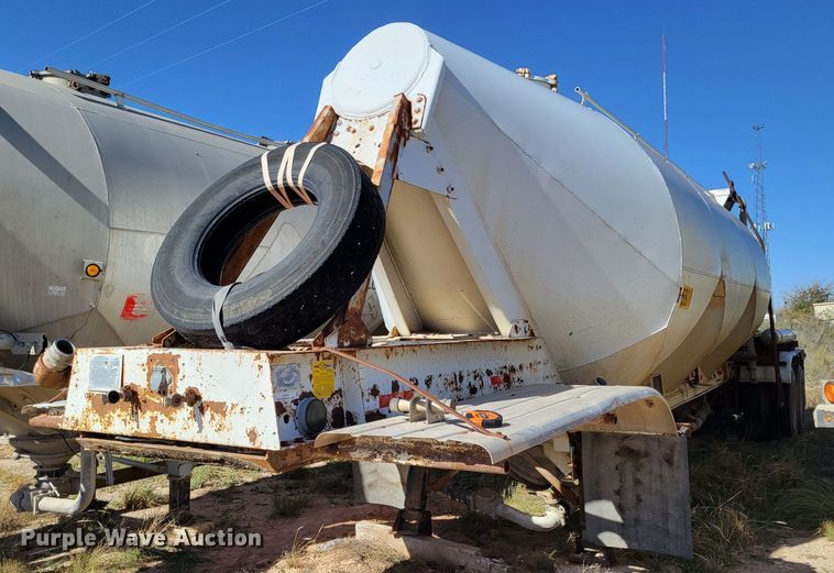 1976 Fruehauf  pneumatic dry bulk trailer - LG9362