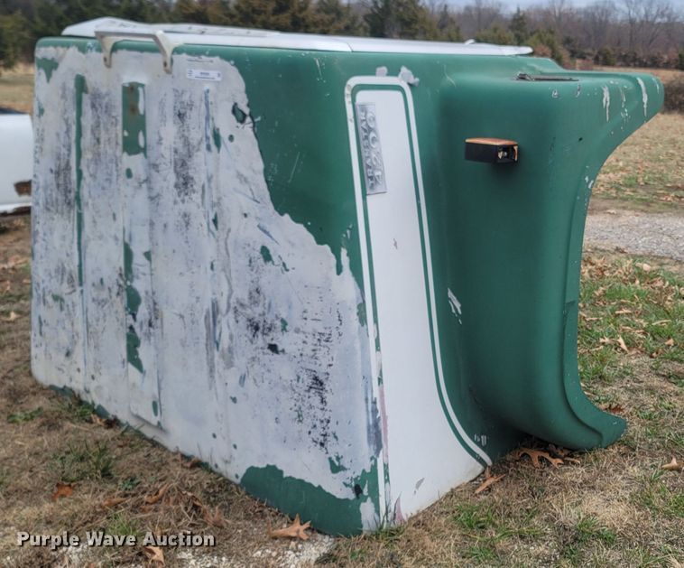 International Transtar 4200  fiberglass hood - MH9589