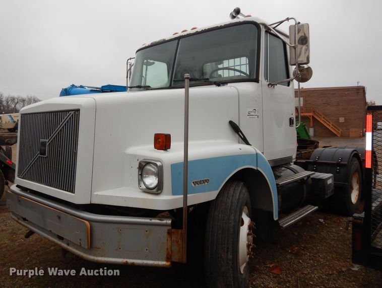 1999 Volvo WG  semi truck - DI6949