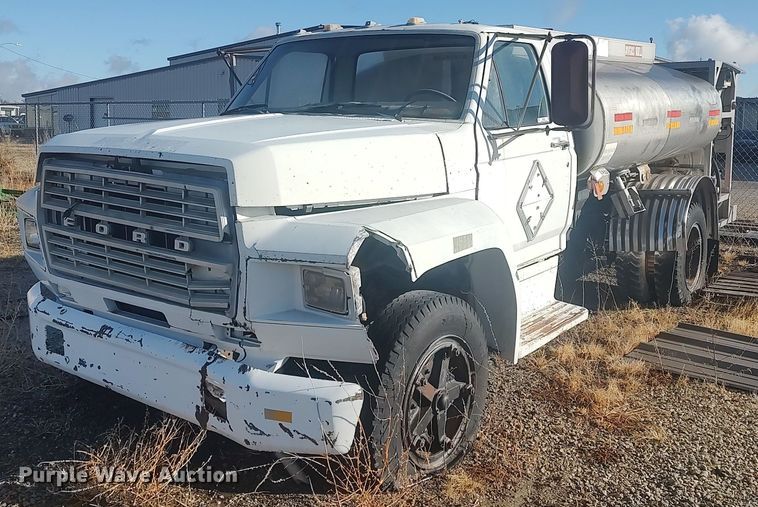 1980 Ford F600  fuel truck - MM9868