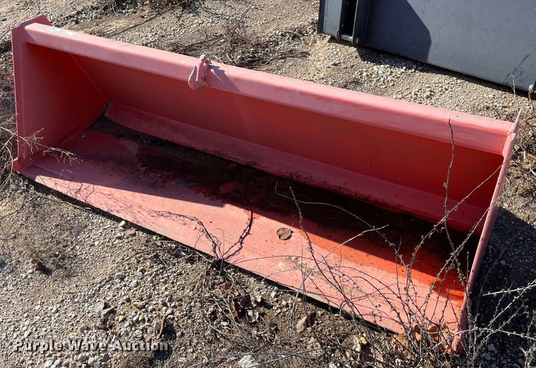 Kubota L2276   6' W loader bucket - MI9714