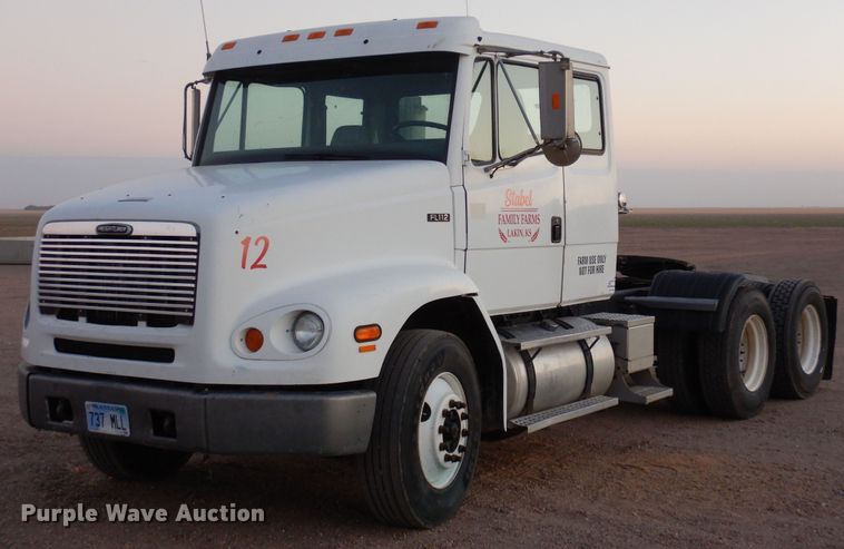 2000 Freightliner FL112  semi truck - DF8277