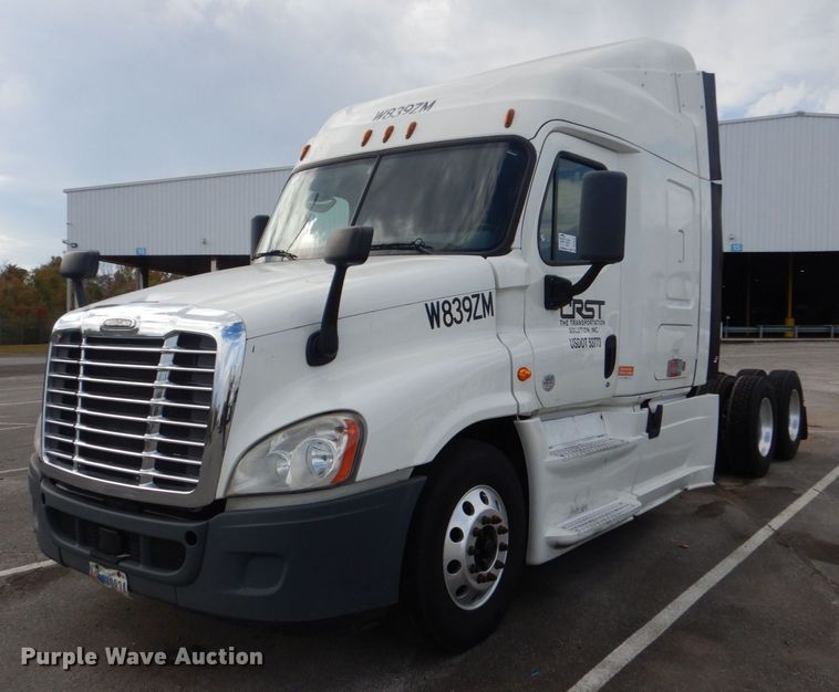 2014 Freightliner Cascadia 125  semi truck - DO1647
