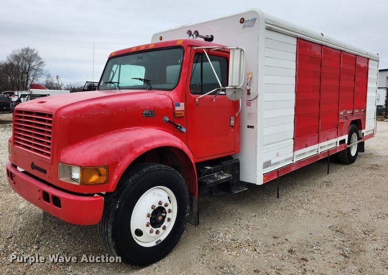 2000 International 4900  delivery truck - KT9516