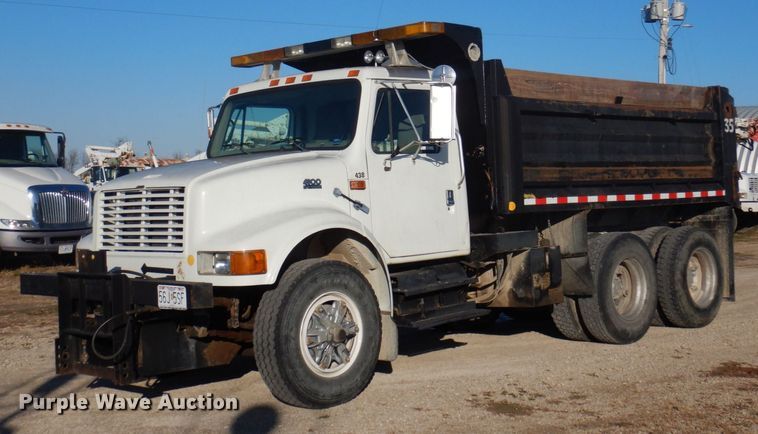 2000 International 4900  dump truck - MW9362