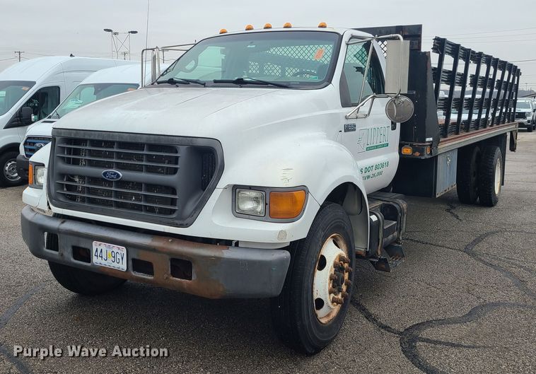 2001 Ford F650 Super Duty  flatbed truck - JG9573
