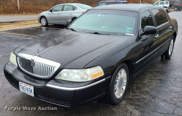 2011 Lincoln Town Car Executive L - JG9575