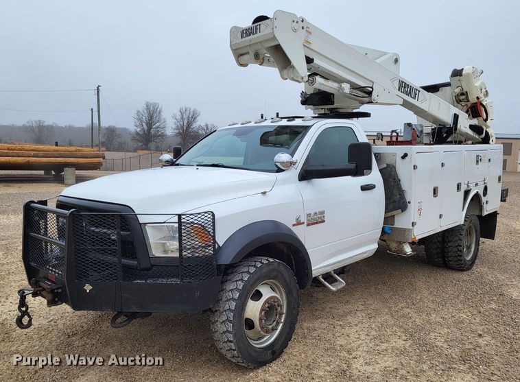 2015 Dodge Ram 5500HD  bucket truck - LR9136