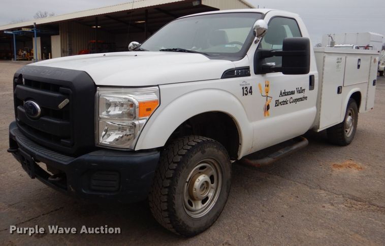 2016 Ford F250 Super Duty  utility bed pickup truck - MM9592