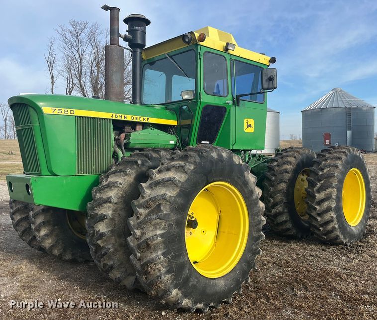 1975 John Deere 7520  4WD tractor - MW9439