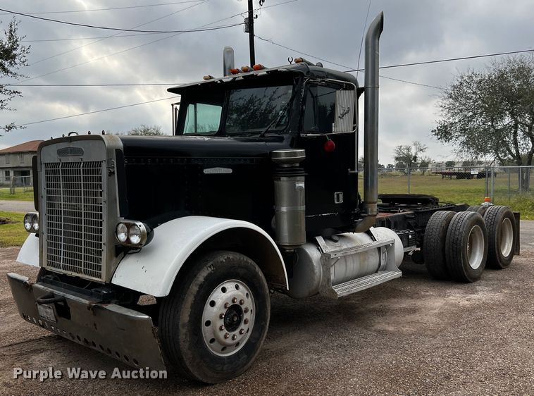 1982 Freightliner FLC  semi truck - DQ1945