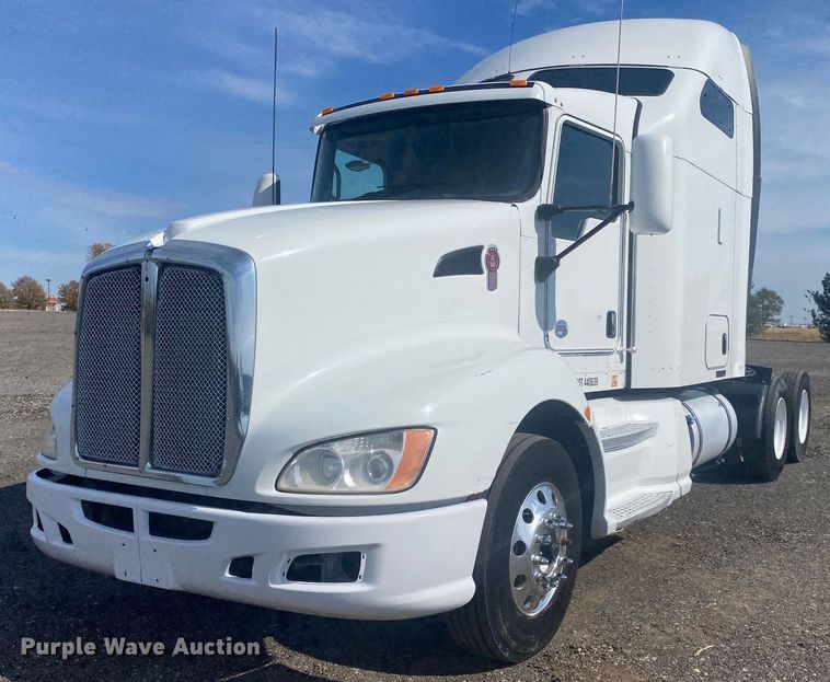 2014 Kenworth T660  semi truck - JW9331