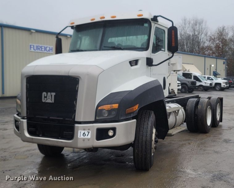 2012 Caterpillar CT660S  truck cab and chassis - MH9611