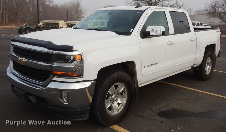 2017 Chevrolet Silverado 1500 LT  Crew Cab pickup truck - DK7545