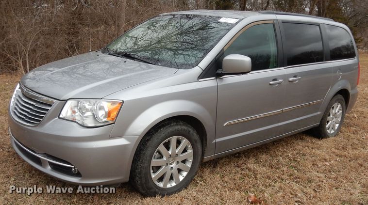 2014 Chrysler Town & Country  van - DK7561