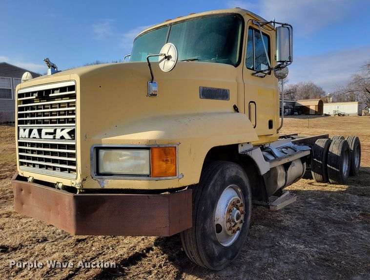 1998 Mack CH613  truck cab and chassis - DM8180