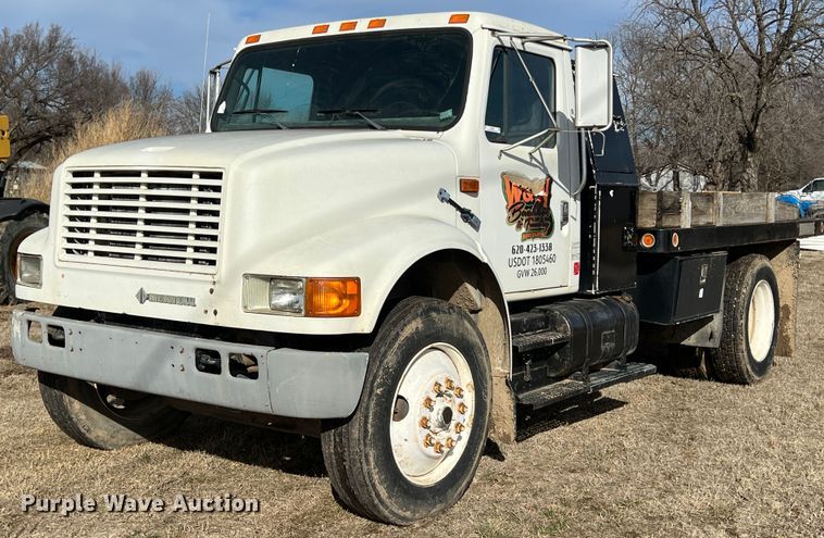 1993 International 4900  flatbed truck - ID9365
