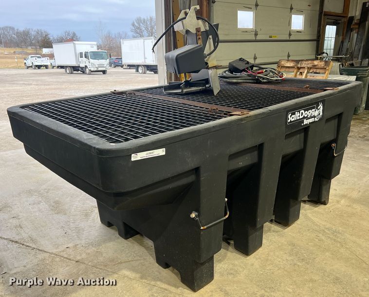 Buyers Salt Dogg SHPE 1500 Series  spreader - JU9697