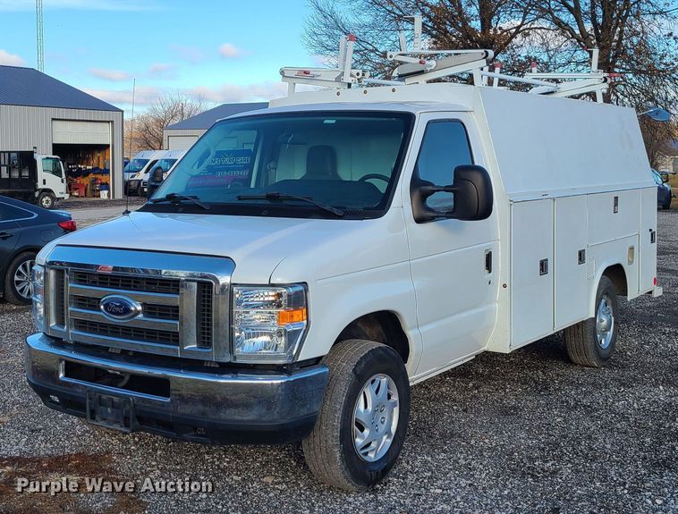 2016 Ford E350 Super Duty  utility van - JW9852