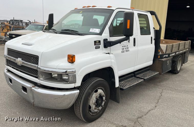 2008 Chevrolet C5500  Crew Cab flatbed truck - DQ5060
