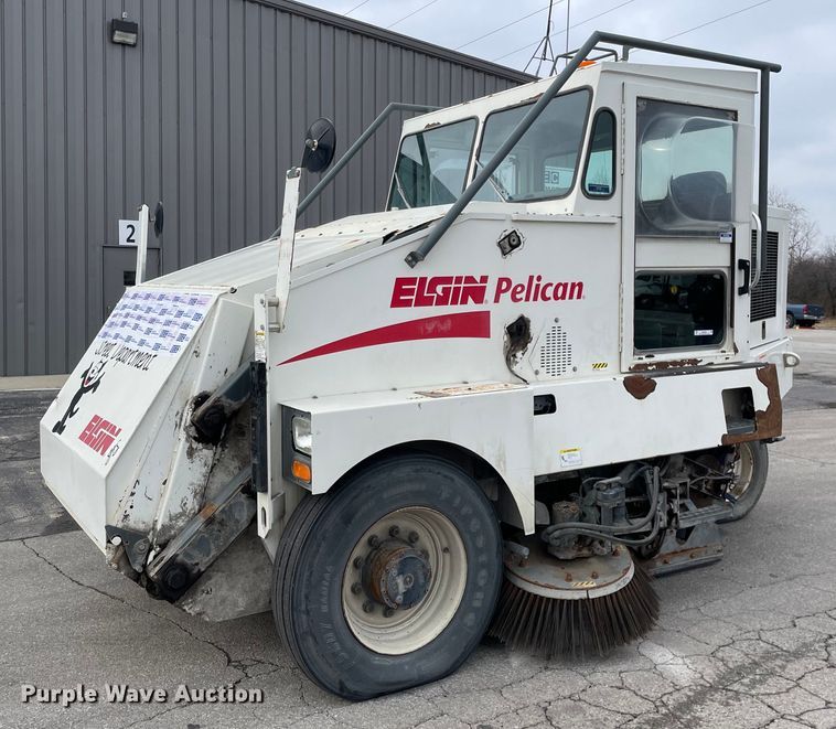 2005 Elgin Pelican  street sweeper - MA9802