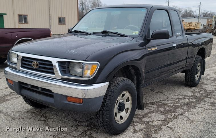 1996 Toyota Tacoma  XtraCab pickup truck - MH9688