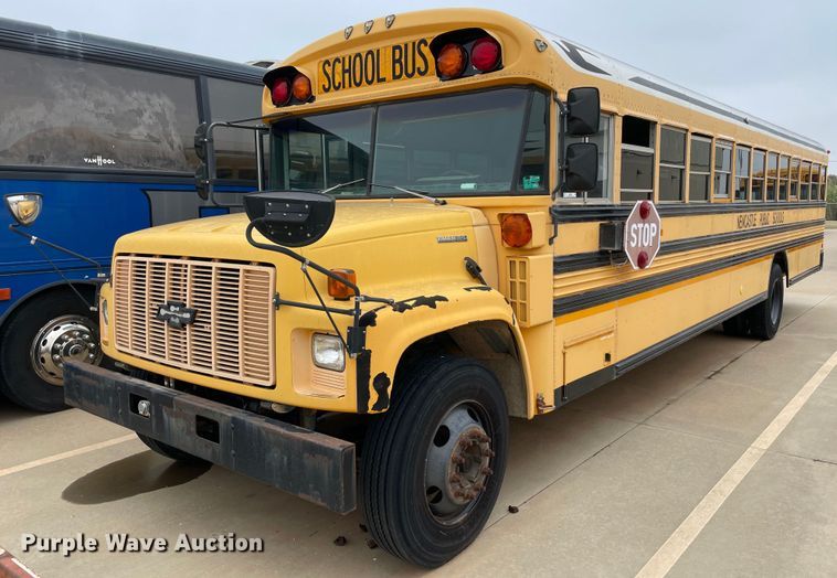 2000 Chevrolet 7200  school bus - MR9492
