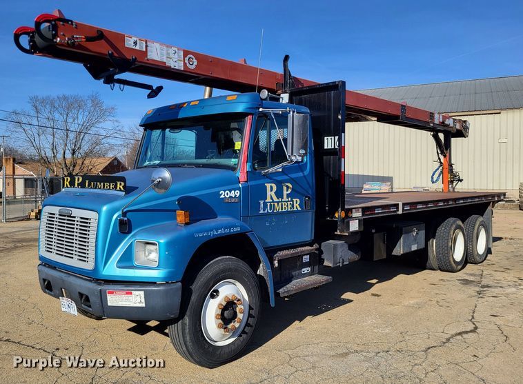 2004 Freightliner FL80 flatbed truck - DO3532