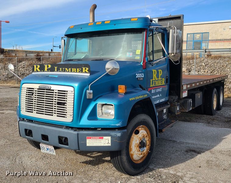 2004 Freightliner Business Class M2  flatbed truck - JW9821
