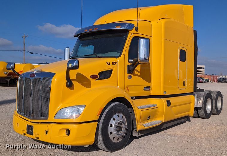 2018 Peterbilt 579  semi truck - LP9153