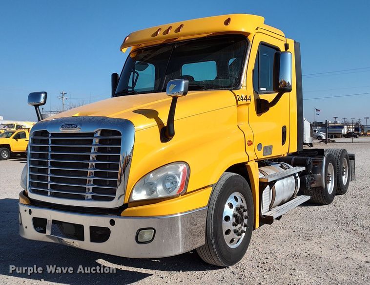 2018 Freightliner Cascadia 125 semi truck - LP9155