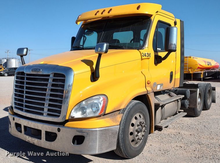 2018 Freightliner Cascadia 125  semi truck - LP9160