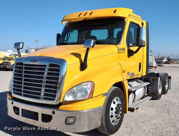 2018 Freightliner Cascadia 125  semi truck - LP9161