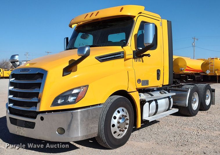 2020 Freightliner Cascadia 126  semi truck - LP9163