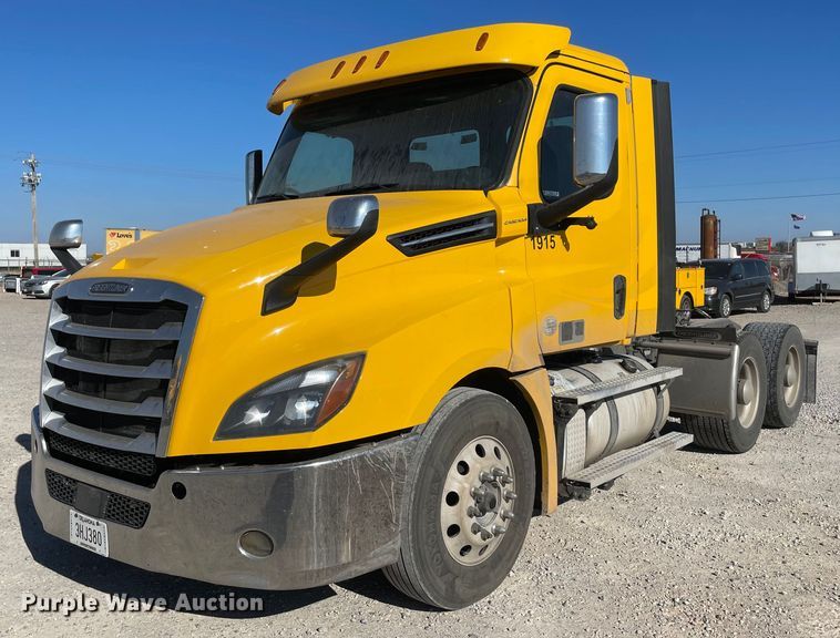 2020 Freightliner Cascadia 126  semi truck - LP9164